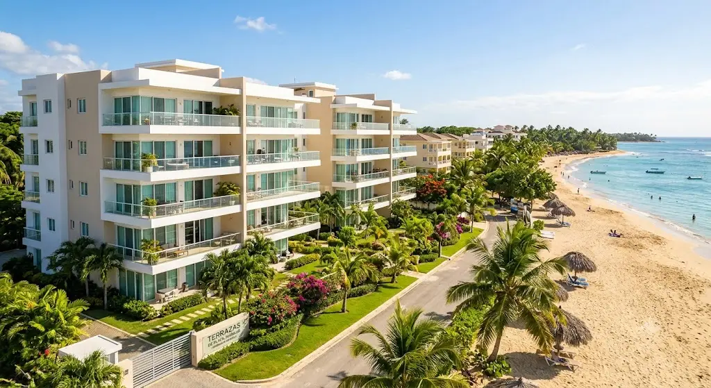 Vista de apartamentos de lujo cerca de la playa.